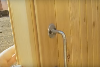 Дверь и дверная ручка